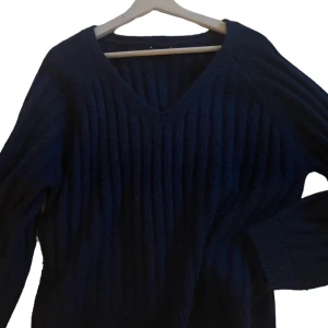 Stickad tröja  - Marinblå stickad tröja storlek M 