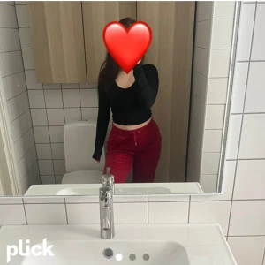 Juicy byxor - Säljer mina juicy couture, Del Rey pocket pants, I storlek L🤍🤍 har andvänds och en av metall delarna på snöret har ramlat av. Original pris 1200. 