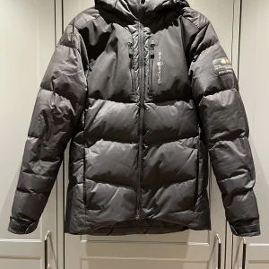 Sail racing - dunjacka  - Sail Racing - Dunjacka   Storlek S (passar längd typ 175-185 cm). Nypris ca 5000kr  Finns i Sollentuna alt. City 