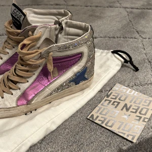 Golden goose - Så coola golden goose skor i bra skick nypris ca 5500 (dom ska se lite slitna ut)❤️❤️ helt slutsålda i denna färg