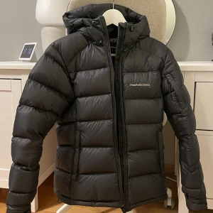 Peak performance jacka - Så varm och skön jacka från peakpeformance! Perfekt inför vintern, har inte fryst en enda dag i denna. Den är använd två vintrar men i väldigt gott skick, inga defekter. Nypris 4200 kr ☺️ 90% ankdun 10% fjädrar, ficka för liftkort, stora ytterfickor 🥰