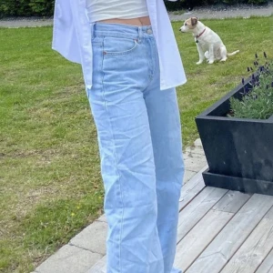 Jeans - Jeans från Junkyard! De är lite slitna längst ner från att ha varit lite långa men inget märkvärdigt!