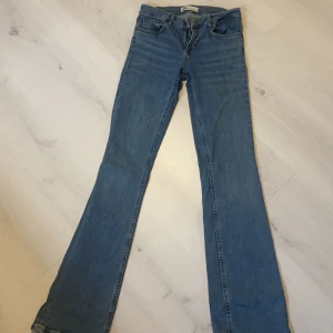 Lågmidjade zara jeans - Säljer mina jeans som jag köpte här på plick men som tyvärr är för små