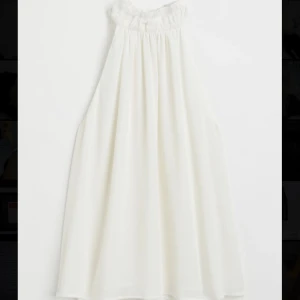 Halter neck top - Säljer denna vita halter neck top då den inte kommer till användning längre, använts 2-3 ggr och har inga synliga tecken på användning💓 passar till fest/middagar   Slutsåld på hemsidan