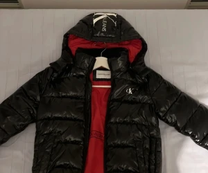 Calvin Klein jacka - Säljer denna jacka pga den inte passar mig. Riktigt fint skick och ser helt ny ut!!!