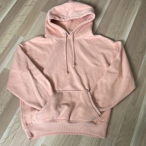 Orange hoodie - Väl använd, helt okej skick. Nopprig!