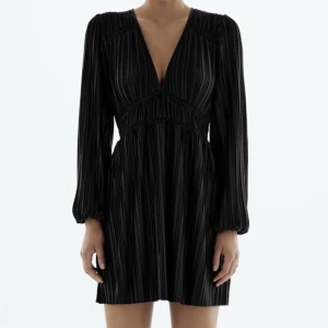 Nyårsklänning  - Svart klänning perfekt till nyår. Köpte förra året men har inte haft något användning för den.🤍