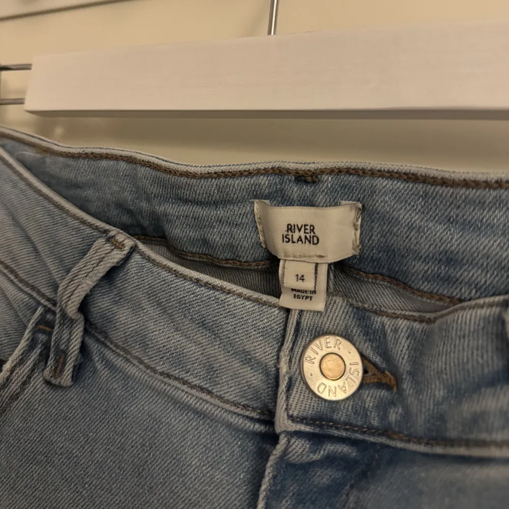 Tighta jeans från River Island i storlek 14.. Jeans & Byxor.