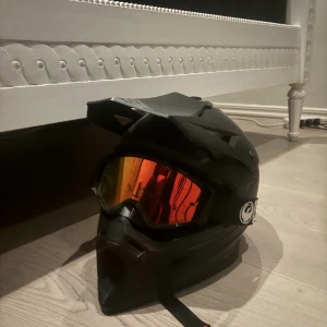 Moppe hjälm - Riktigt fin moppehjälm, inga skador förutom små repor. Pris kan sänkas vid snabb affär