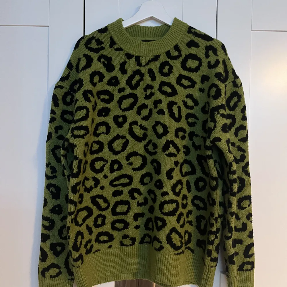 Stickad grön tröja med leopardmönster. Finns inga hål eller fläckar. Har använts fåtal gånger då den nästan aldrig har kommit till användning. . Tröjor & Koftor.