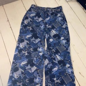 Byxor - Tuffa utsvängda byxor i jeanstyg