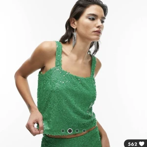 Grön paljettopp  - Grön paljettopp från topshop. Helt oanvänd, prislappen finns fortfarande kvar.  Orginalpris: 369kr