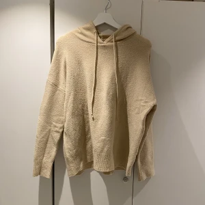 Beige stickad hoodie från Zara - Supermysig beige stickad hoodie från zara, lite nopprig men ingenting som är överdrivet. Strl M