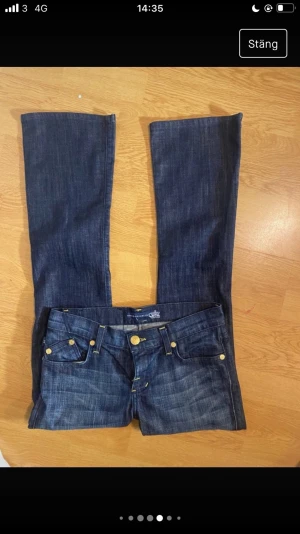 Rock & Republic jeans - Säljer dessa assnygga lågmidjade Rock & Republic jeans. Storlek: 26. Midjemåttet tvärs över: 39cm. Innerbenslängd: 75cm❤️