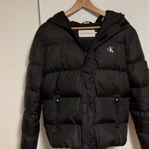 Calvin Klein Jeans Jacka stl: S  - Säljer nu denna svarta Calvin Klein Jeans jackan i stl: S. Den är iprincip i nyskick och sparsamt använd. Nypris: 2000 kr, Köp nu 799 kr, vid fråga är det bara och höra av sig. 