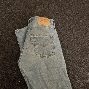 Levis 501 - Skitsnygga vintage levis 501:or!!! Tyvärr har de blivit försmå och används därför inte. De är raka i benen och passa mig som hade innerbensmått på ~80cm