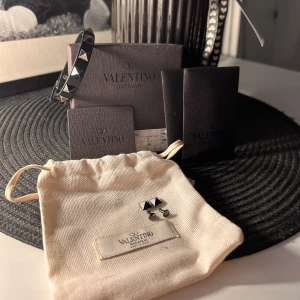 Valentino armband  - Säljer nu ett helsvart valentino armband, Köpt på Valentino hemsida och nypris ligger runt 3000 kr , skick på armbandet är 9/10 då det är lite skavt på några utav nitarna men inget som märks. Skriv för mer frågor