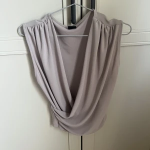 Beige topp - Beige fin omlott topp. Aldrig använt. Storlek XS