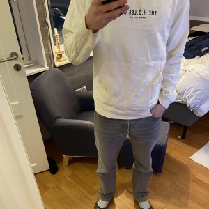 Lee hoddie - Supersnygg lee hoddie. Nypris runt 600 kr. Knappt använd och har växt ut den. Säljer för bra pris