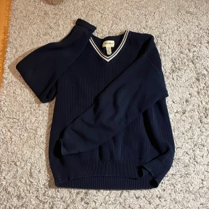 Stickad tröja - Fin mörkblå stickad tröja ifrån Beyond Retro! Bra skick! Skriv vid eventuella frågor. (Tveka inte på att prisförhandla!!)💕