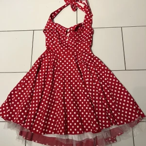 Klänning - Rödprickig klänning 