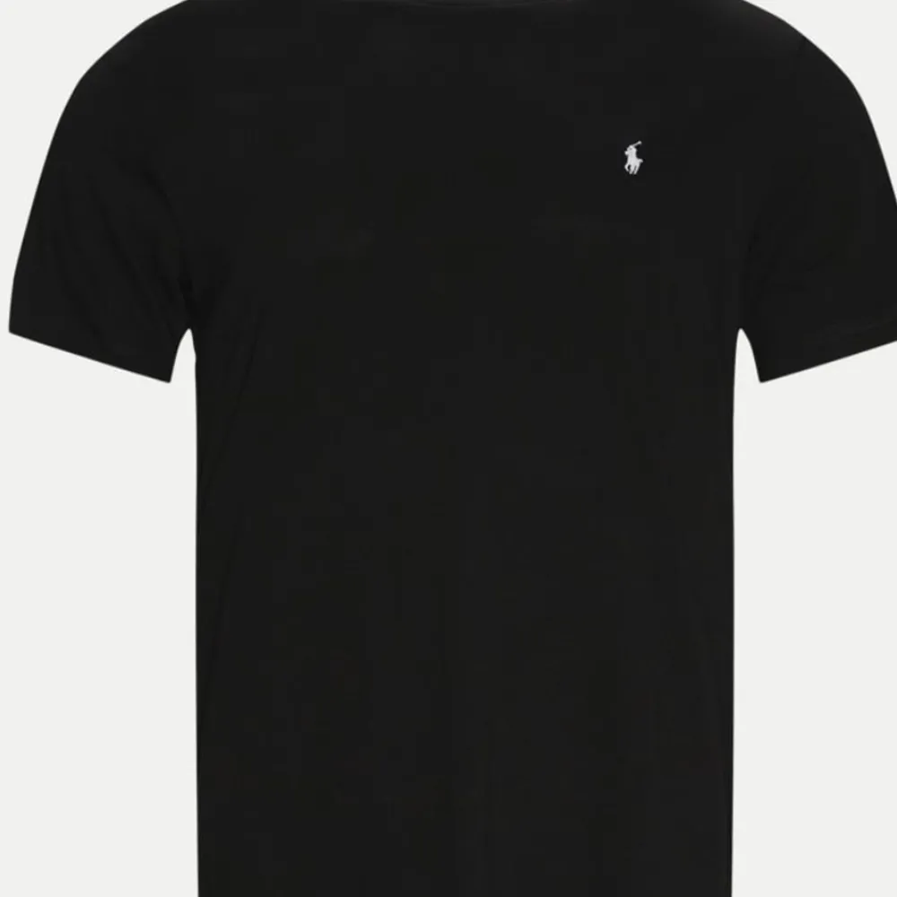 En svart Ralph lauren t shirt som är storlek 10-12 men passa mig som har Xs/S.  Tröjan är som första bilden bara att den har strecken vid kragen och lite mer V ringat. Men hittade ej samma tröja på nätet . T-shirts.