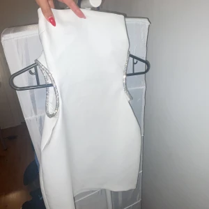 Klänning  - Säljer denna populära klänningen från zara som är helt slutsåld! Har endast testat den. Bandeau klänning med cut outs vid midjan i strass💕