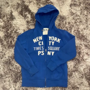 Sjuk snygg zip hoodie ✨ - Säljer denna blåa zip hoodie i stl 12 men passar mig som har stl s. Sälje pga att det inte längre kommer till användning. Skriv gärna vid funderingar 🫶😍