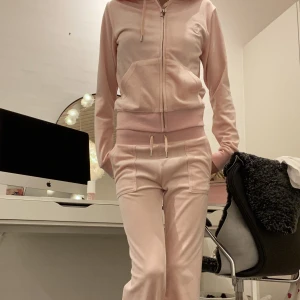 Juice couture  - Säljer mitt juice couture eftersom att det inte kommer till användning, har aldrig tvättats eller använts så helt nytt (köpt i somras) 🙌🏼 Bara att skriva om fler bilder mm🎀 Koftan är S och byxorna Xs💝Funkar att köpa bara byxorna eller koftan också💘