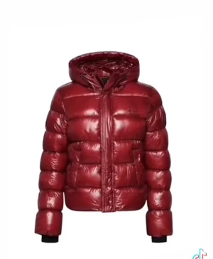 Röd glansig vinterjacka!! - Säljer nu min fina röda vinterjacka! Köpt från Superdry för 1500 i storlek XS men passar även S/M!