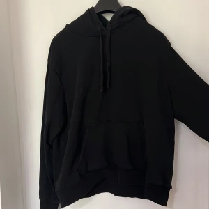 Mysig svart hoodie - Basic svart hoodie, inte använt. Passar super bra 