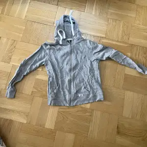 Nerpackad oanvänd hoodie (där av skrynklig 🙈) 