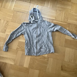 Hoodie  - Nerpackad oanvänd hoodie (där av skrynklig 🙈) 