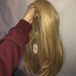 Supersnygg blond peruk, ser väldigt äkta ut! Helt ny, lappen är kvar💕