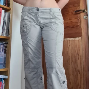 Vintage Esprit Cargopants - Vintage lågmidjade EDC by Esprit Cargobyxor. Många söta detaljer på fickorna 💞🧚‍♀️