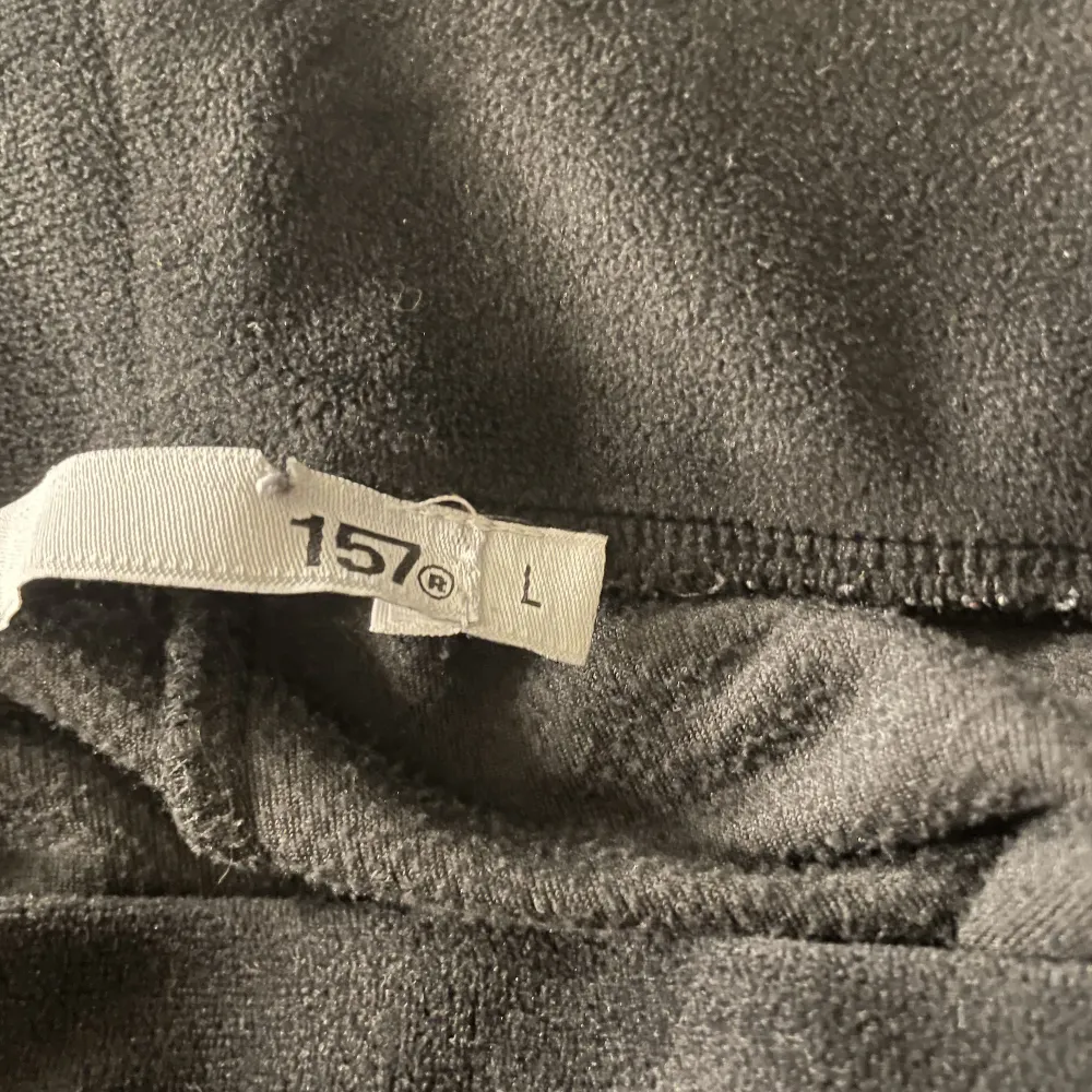 Svarta mjukisbyxor från lager 157😚 sitter fint i rumpan😻 supersköna❤️fickor både fram och bak😚. Jeans & Byxor.