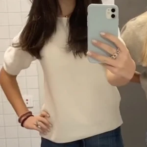 stickad tröja - Skön och fin stickad t-shirt från uniqlo. Knappt använd, så i bra skick.