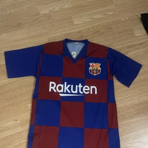 T-shirt  - Jätte fin Barcelona T-shirt med Messi på ryggen, svalt material och perfekt nu på sommaren!💕