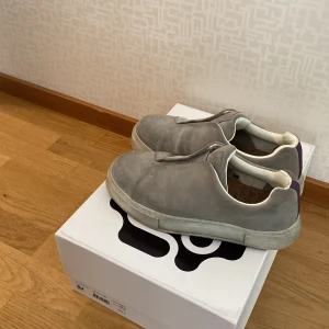 Eytys - Tjena, säljer mina gråa Eytys då de inte längre kommer till användning. De är i gott skick(8/10) och boxen ingår.  Populära skor som passar med många olika fits i sommar och till hösten. Priset kan diskuteras. Hör av er vid frågor! 