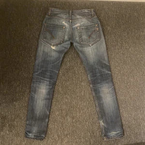 Dondup Jeans - Säljer ett par supersnygga Dondup jeans, i bra skick. Storlek 31, slim fit. Nypris runt 3K. Hör bara av er om ni funderar över något!