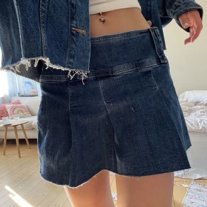 Jeansset  - Sååå fint jeansset!!!! Xs i jacka och kjol! 500kr för både jeansjackan och kjolen! 