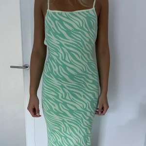 Klänning - Superfin midiklänning från Zara. Aldrig använd och med lappen kvar. Modellen är 178 cm lång 🩵