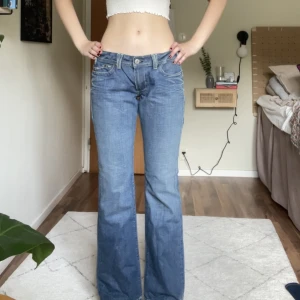Lågmidjade bootcut jeans - De perfekta Lågmidjade jeansen! Säljer då de är för stora i midjan för mig. Storlek 32. Från märket Yanük. Midjemått: 88cm (44cm tvärsöver)   Innerbenslängd: 82cm