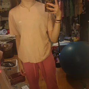 T shirt - En t shirt från hm ny pris 49