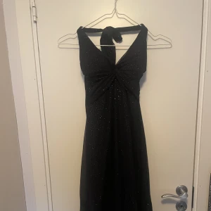 Glittrig halter klänning  - Jättefin blåglittrig halter klänning från vad jag skulle gissa märket Caché. Den har inga defekter. 