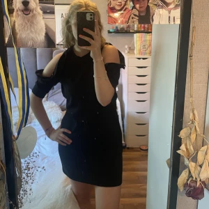 Svart klänning  - Säljer denna fina svarta klänningen, med öppna armar. Endast använd en gång, därav mycket fint skick. Köptes i en lokal polsk affär för nåt år sen. Försökt visa axlarna i bild 2 & 3