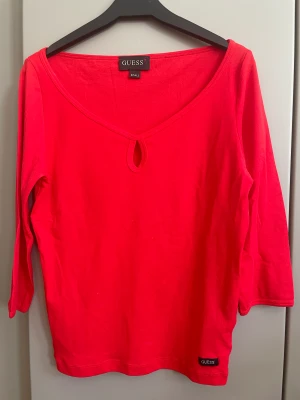 Topp guess  - Fin röd färg  