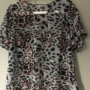 Genomskinlig blus - En genomskinlig blus. Oanvänd. 