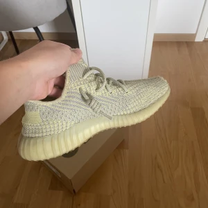 Yeezy 350 V2 - Säljer mina yeezy 350 V2 Antlia  Smått använda men under senare tid endast stått på hylla, några små skador Kvitto samt Box medföljer  