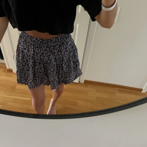 Kjol - Blommigkjol med inbyggda shorts💜🖤